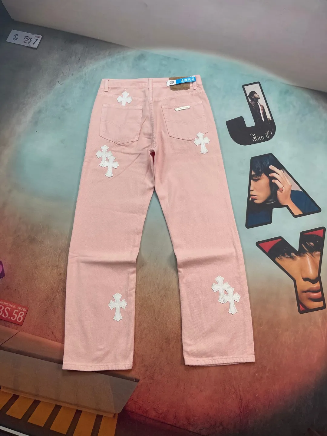 🅿️310 🔘Model No.-KL175 🔘Cro Heart𝐂𝐡𝐫𝐨𝐦𝐞 𝐇𝐞𝐚𝐫𝐭 Sex Limited Edition Girls Sakura Pink Cow White Leather Jeans* The color of these pants is super sweet pink, and the denim fabric is full of texture. The white cross pattern on it is so eye-catching, it is a classic element of Crow Heart, and it instantly makes it trendy. The hardware accessories are also very exquisite, the buttons are uniquely designed, and the details are high-end. In terms of craftsmanship, there is nothing to say. The tailoring is neat and the wiring is neat. Everything shows excellent quality. The matching suggestions are as follows: Sweet girly style: Pair it with a white midriff-baring crop top, a pair of pink thick-soled Mary Jane shoes, and a soft bear bag of the same color. It will give you a sweet girly atmosphere, which is perfect for going to an amusement park or shopping. Cool and sweet mix style: Wear a short black leather jacket on the upper body, a white lace bottoming shirt, black Martin boots, and a silver personalized necklace. The combination of cool and sweet is beautiful and sassy. Casual and lazy style: Wear a loose light purple sweater, tuck the corners into your pants, pair it with a pair of white sneakers, white stockings, and a pair of black sunglasses. It is casual and lazy, and super comfortable for daily travel.  Size: S M L XL (28.30.32.34) Color: Pink